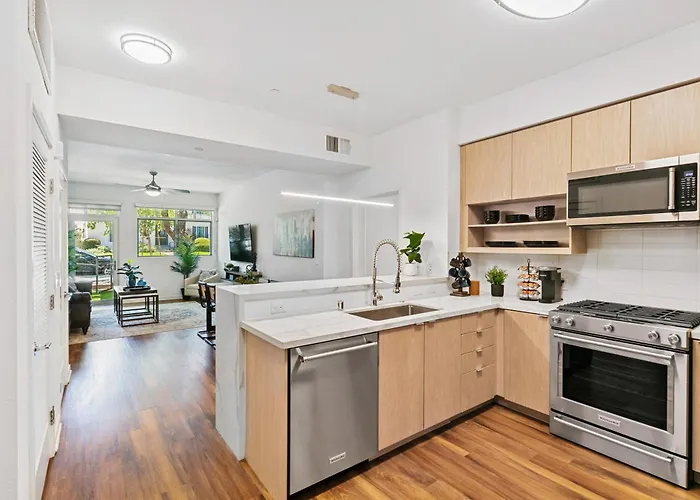 Beverly Grove Chic City Oasis 2 Bedroom Apt With Den 138 Los Angeles