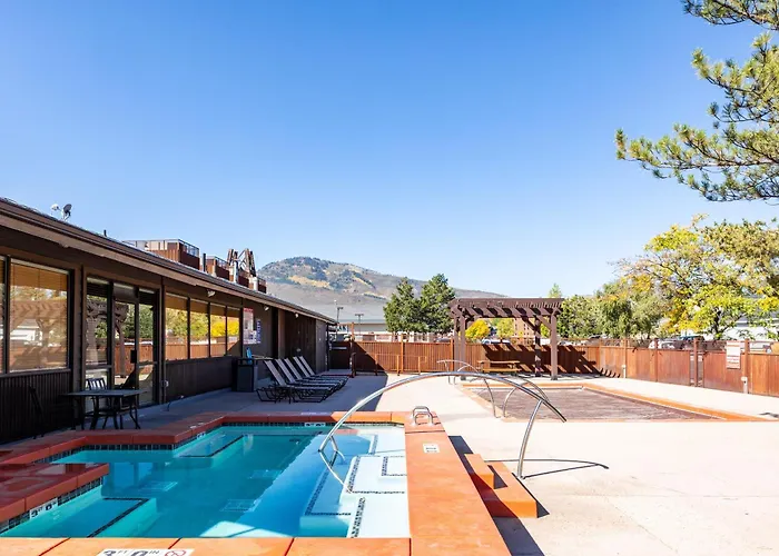 Cozy Stay For 4, 5 Min Drive To Base, Full Kitchen, Shared Hot Tub & Pool, Restaurants Nearby! Park City