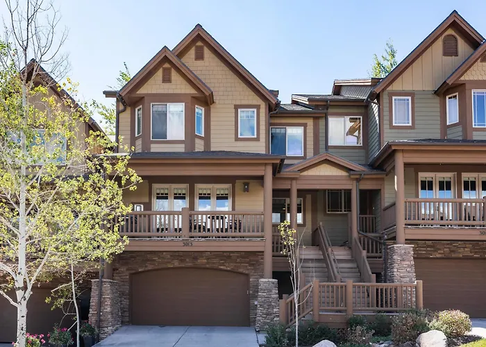 Spacious Retreat, Sleeps 7, Minutes To Skiing, Private Hot Tub, Scenic Views, Ultimate Relaxation! Park City