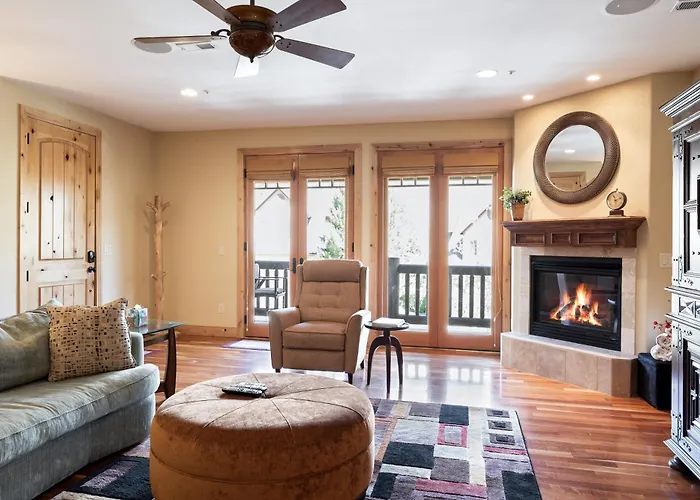 Spacious Retreat, Sleeps 7, Minutes To Skiing, Private Hot Tub, Scenic Views, Ultimate Relaxation! Park City