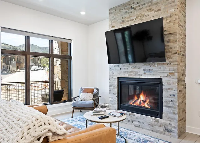 Room For 4, Modern Mountain Chic Interiors, Large Hot Tub, 5 Min Walk To Lift Park City