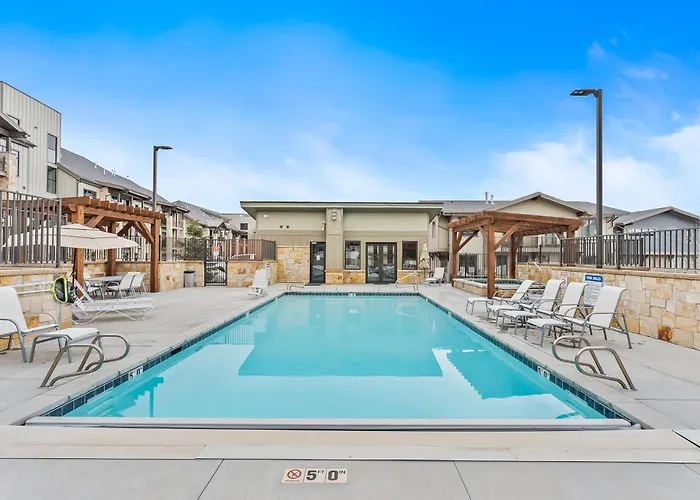 Heated Pool, Gourmet Kitchen, Pet Friendly, Gym, Walk To Canyons Village, 2 Private Patios Park City