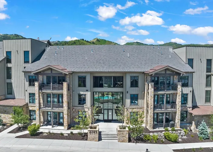Heated Pool, Gourmet Kitchen, Pet Friendly, Gym, Walk To Canyons Village, 2 Private Patios Park City