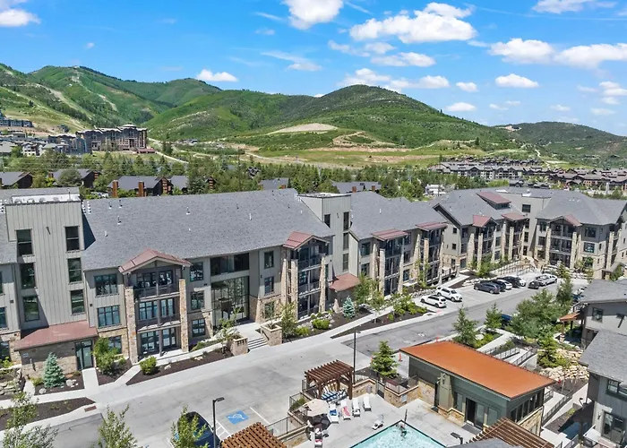 Heated Pool, Gourmet Kitchen, Pet Friendly, Gym, Walk To Canyons Village, 2 Private Patios Park City
