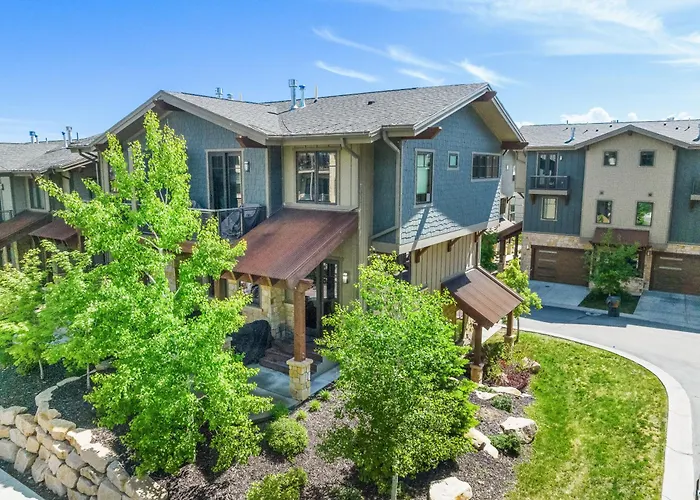 Luxury 3 Bedroom In Canyons Village, Gourmet Kitchen, Private Hot Tub, Heated Pool, Gym, Walk To Lifts Park City