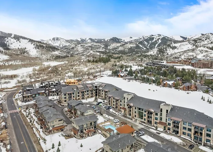 Luxury 3 Bedroom Canyons Village, Gourmet Kitchen, Walk To Lifts, Private Hot Tub, Heated Pool, Gym Park City
