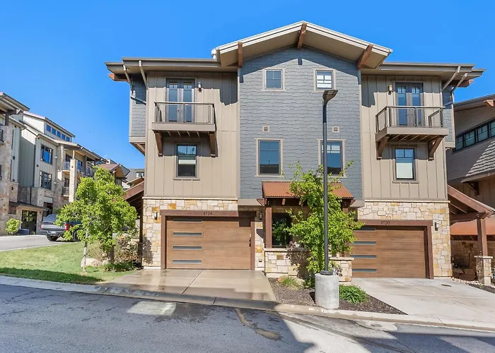 Luxury 3 Bedroom In Canyons Village, Gourmet Kitchen, Private Hot Tub, Heated Pool, Gym, Walk To Lifts Park City