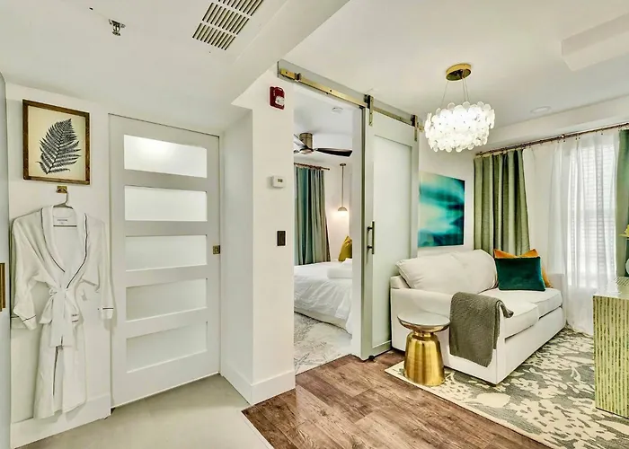 Slice Of Paradise Steps To The Beach- California King Bedroom And Sofa Bed Miami Beach