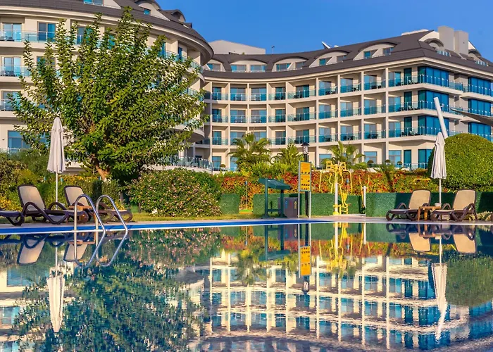 Commodore Elite Suites & Spa (Adults Only) Side