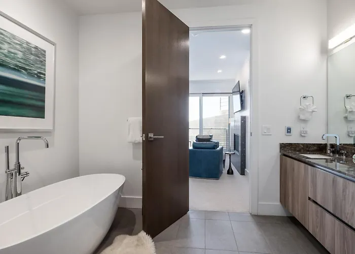 Canyons Village Beautiful 3 Bedroom, Private Hot Tub, Luxury Kitchen, Ski In And Ski Out Park City