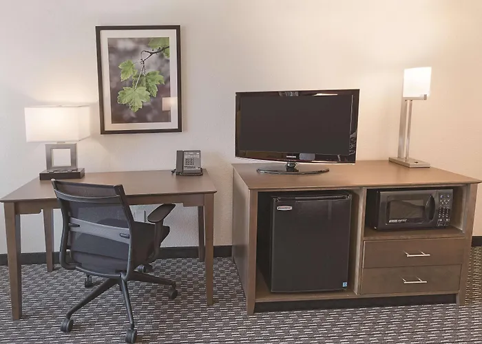 Hotel La Quinta By Wyndham Arlington North 6 Flags Dr
