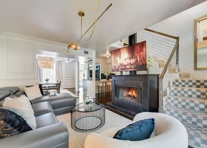 Stylish 2-Story Loft Retreat In Central Dallas