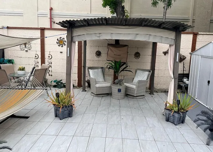 Tiny place w private hot jacuzzi 7 min to Miami international airport