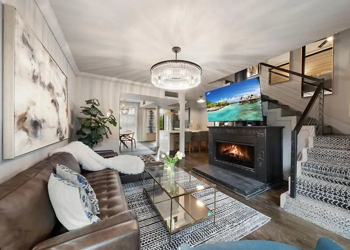 Spacious Loft Condo W Pool & Fireplace Dallas