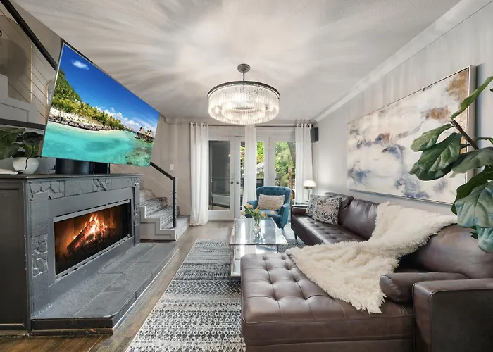 Spacious Loft Condo W Pool & Fireplace Dallas