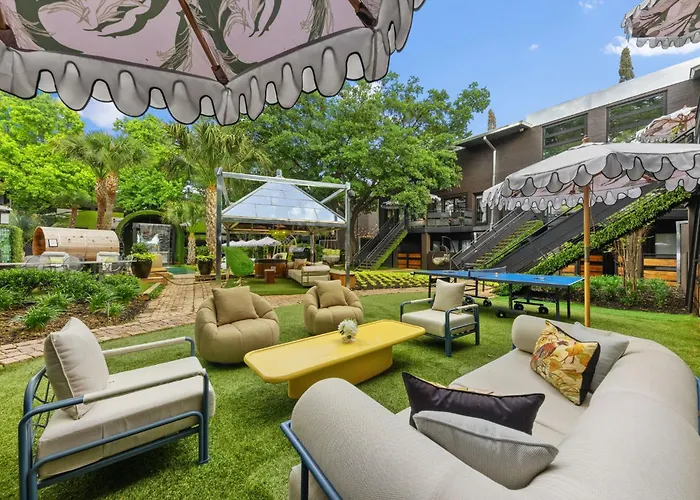 Stylish 2-Story Loft Retreat In Central Dallas
