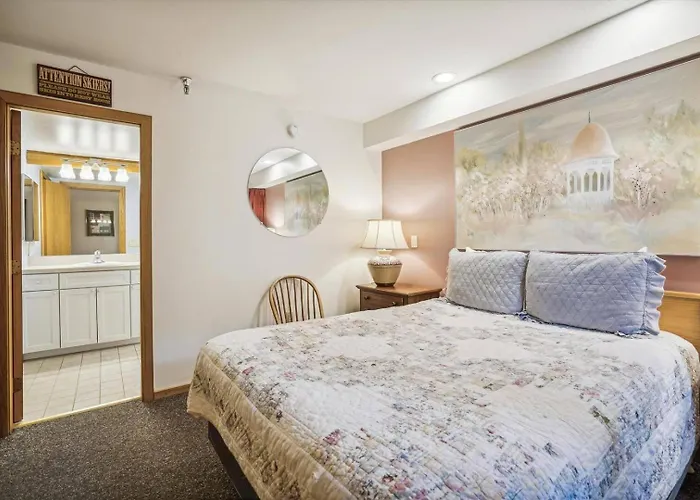 Highridge B16A Inviting Queen Room For Two With Access To Pool And Hot Tub Killington
