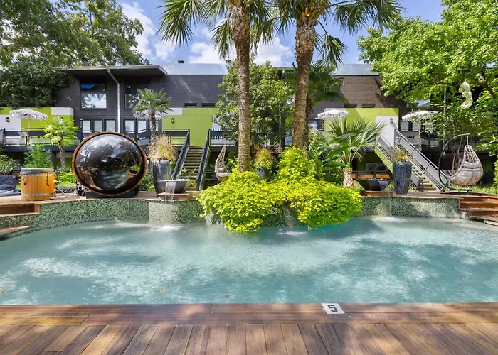 Spacious Loft Condo W Pool & Fireplace Dallas