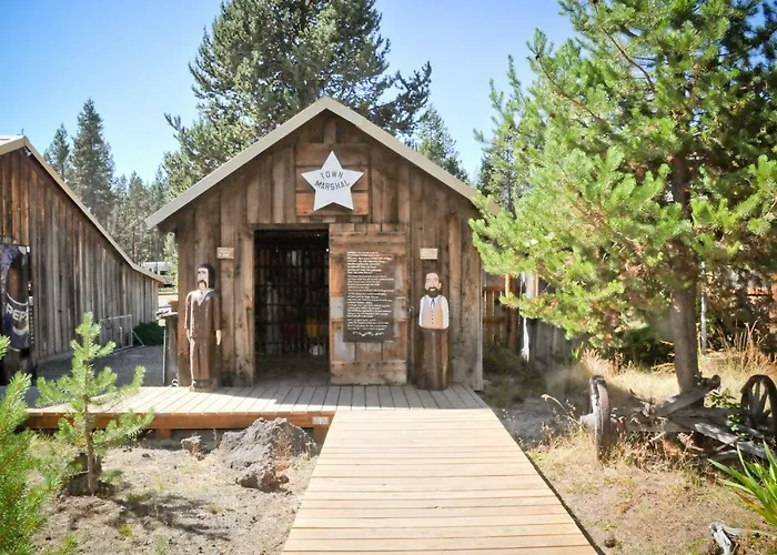 Bend-Sunriver Camping Resort Two-Bedroom Cabin 7